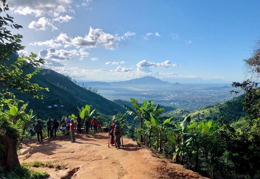 Fundi Ujenzi Amlawiti Binti Yake