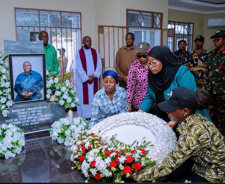 Dr. Samia Akiweka Taji kwa Mkapa