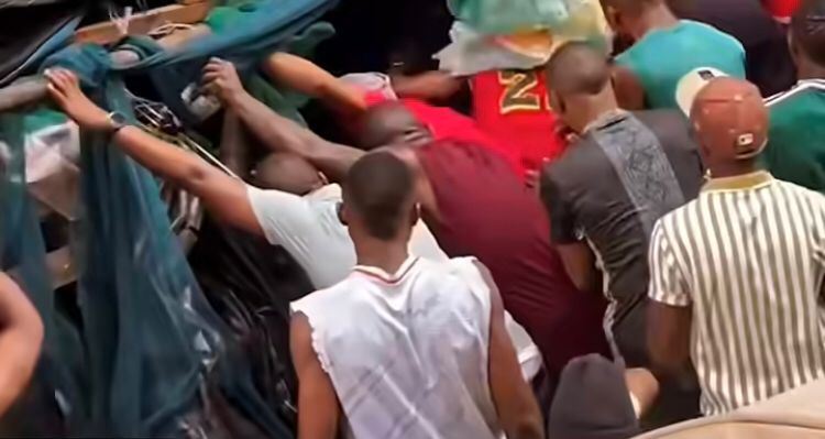 Kariakoo Vifaa vya Ujenzi wa Ghorofa Vyaanguka, Vyajeruhi Watu