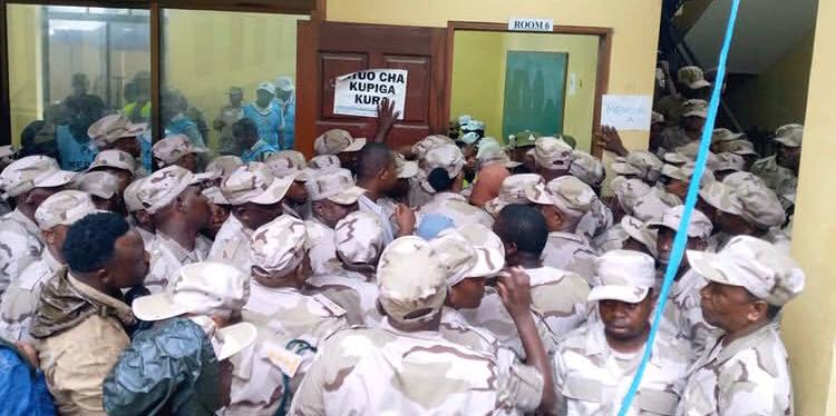 Askari wa Vikosi vya SMZ Wakisuburi Kupiga Kura Zanzibar