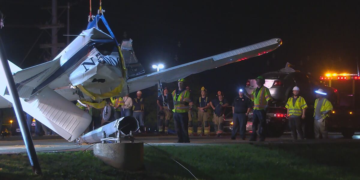 Ndege Yaangukia Gari Ikitua kwa Dharula