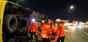 Watu 16 Wafariki Dunia Baada ya Basi Kugonga Kizuizi