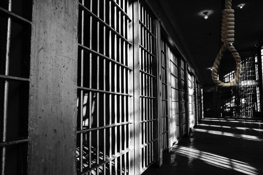 Mahabusu Ajinyonga, Alishikiliwa kwa Tuhuma za Kumpiga Baba Yake