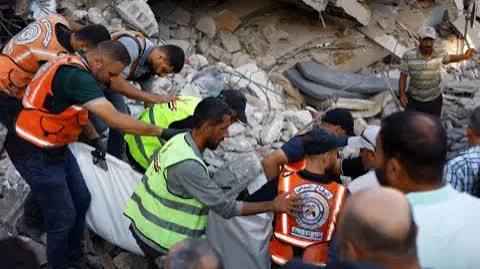 Aokolewa ndani ya jengo lilipolomoka Gaza